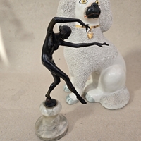 noegen-dame-gammel-bronzefigur-paa-marmorsokkel-i-danse-positur